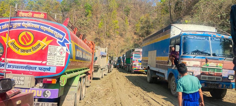 नवलपुरको दुम्किवासमा डाइभर्सन बगाउँदा पूर्वपश्चिम राजमार्ग ठप्प