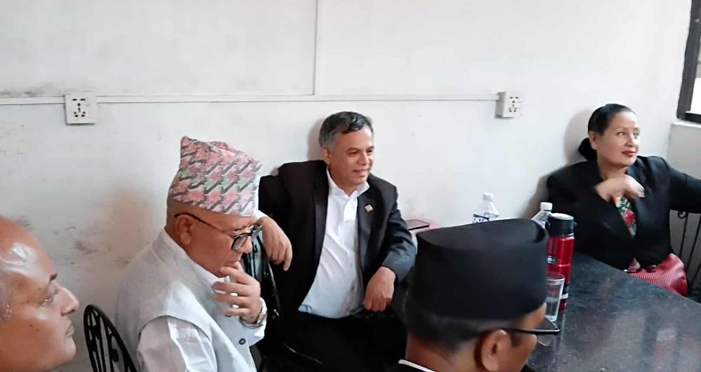 अदालतमा आदेश पर्खिरहेका अध्यक्ष नेपाललाई भेट्न पुगिन् झाँक्री