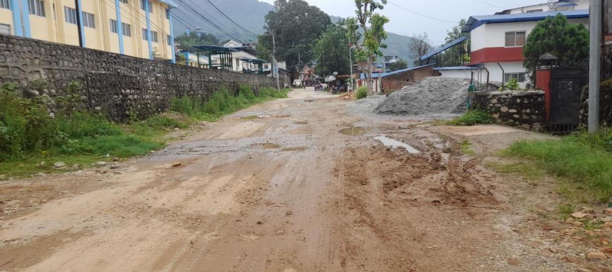 सदरमुकामभित्रकै मुख्य सडक १० वर्षदेखि अलपत्र, अस्पताल र सरकारी कार्यालय पुग्नै सास्ती
