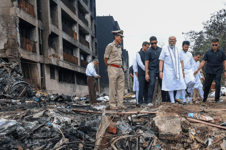 भारतमा भयानक विमान दुर्घटना: २४१ को मृत्यु, प्रधानमन्त्री मोदीद्वारा घटनास्थल अवलोकन