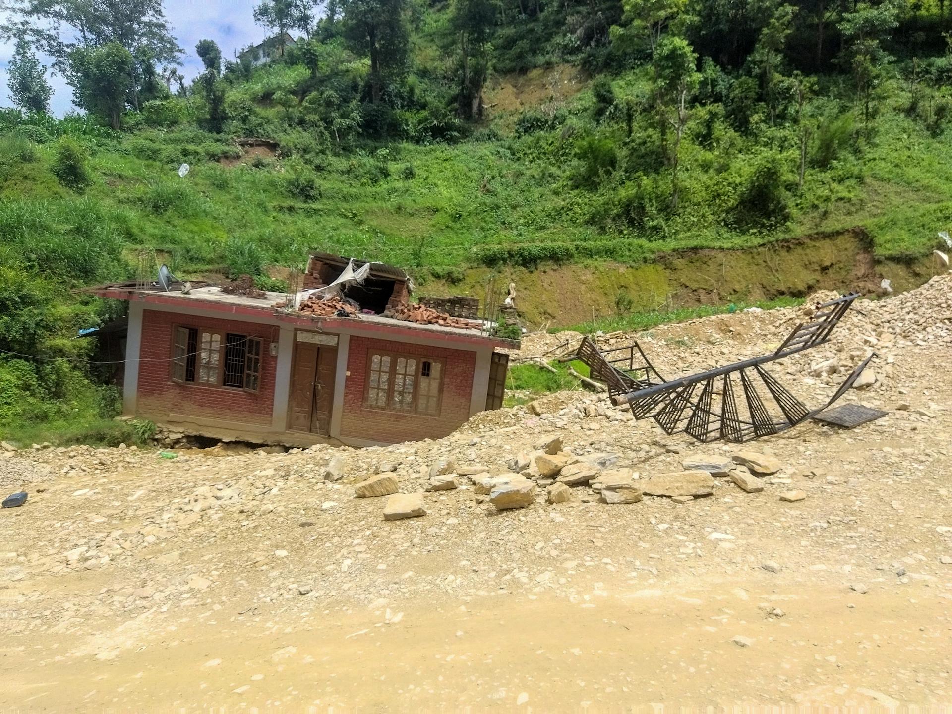 अझै पुनः निर्माण हुन नसकेका बाढीले बगाएका पनौतीका संरचनाहरु (तस्विरहरु)