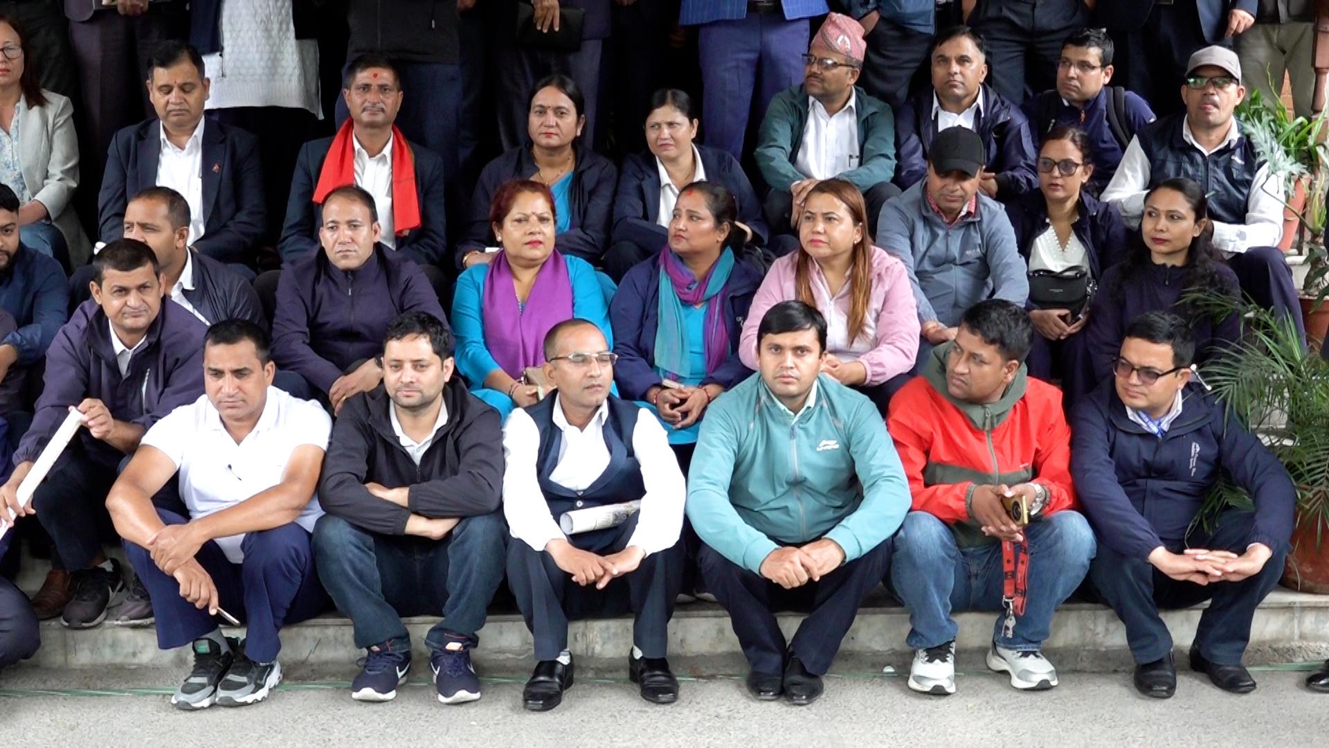 संघीय निजामती ऐन ‘प्रसव वेदनामा’, विभेदपूर्ण भएको भन्दै कर्मचारी आन्दोलित