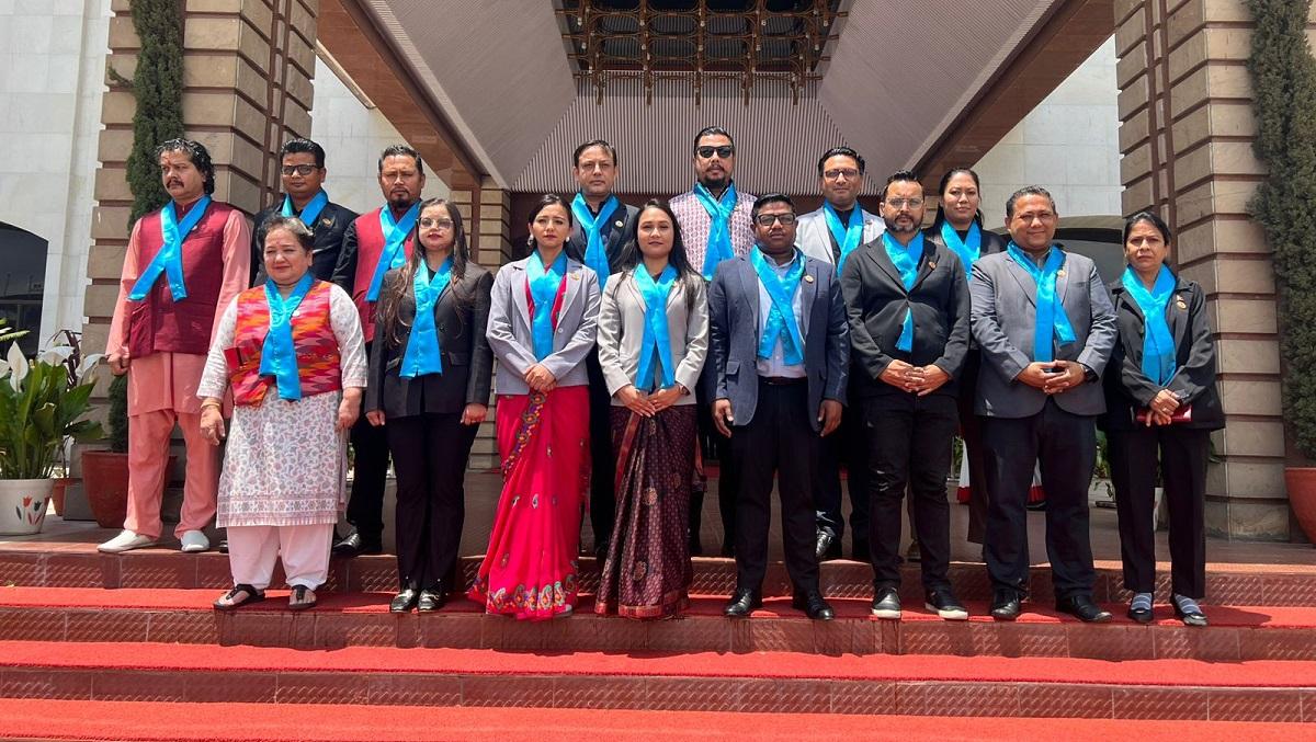 भिजिट भिसा प्रकरण: रास्वपाको विरोधमा नयाँ शैली, सबै सांसद निलो खादामा