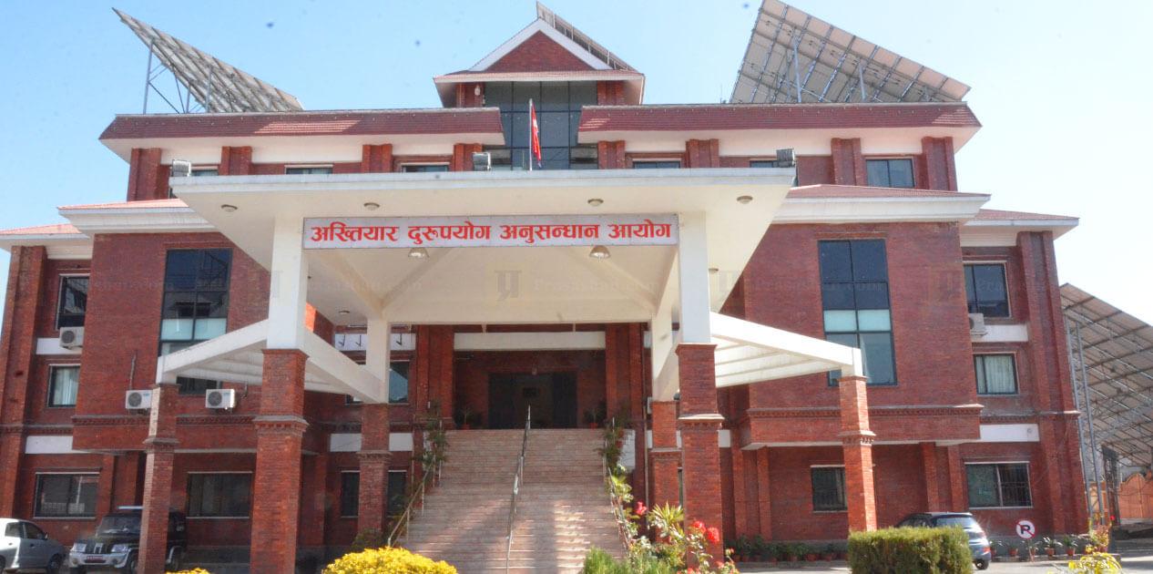 नक्कली शैक्षिक प्रमाणपत्रको आरोपमा एसएसपी लालबाबु गिरीविरुद्ध मुद्दा दायर