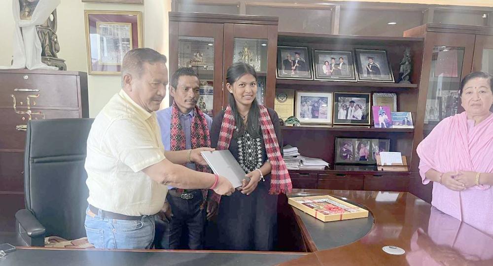 एसईईमा ४ जीपीए ल्याएकी गोमाको डाक्टर बन्ने सपना साकार पार्दै गुरुङ दम्पती, लिए एमबीबीएससम्मको जिम्मा