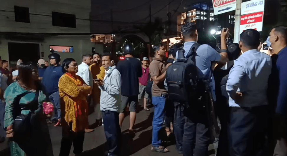 उच्च अदालतको आदेशपछि दुर्गा प्रसाई आजै छुट्दै, डिल्लीबजार कारागार बाहिर समर्थकको भीड