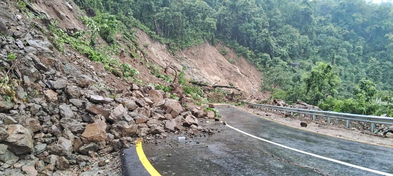 वर्षा र पहिरोले कोशी र बागमतीका चार प्रमुख सडक अवरुद्ध