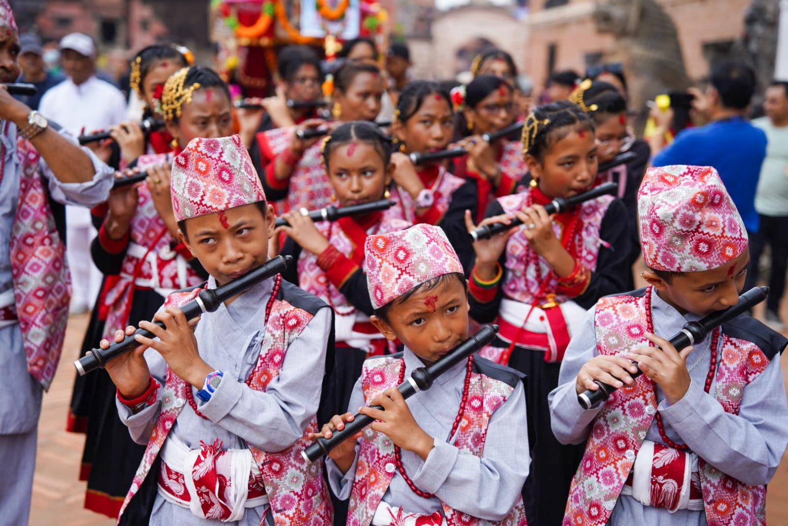 मौलिकता र उल्लाससहित भक्तपुरमा आठ दिने गाईजात्रा सुरु(तस्बिरहरु)