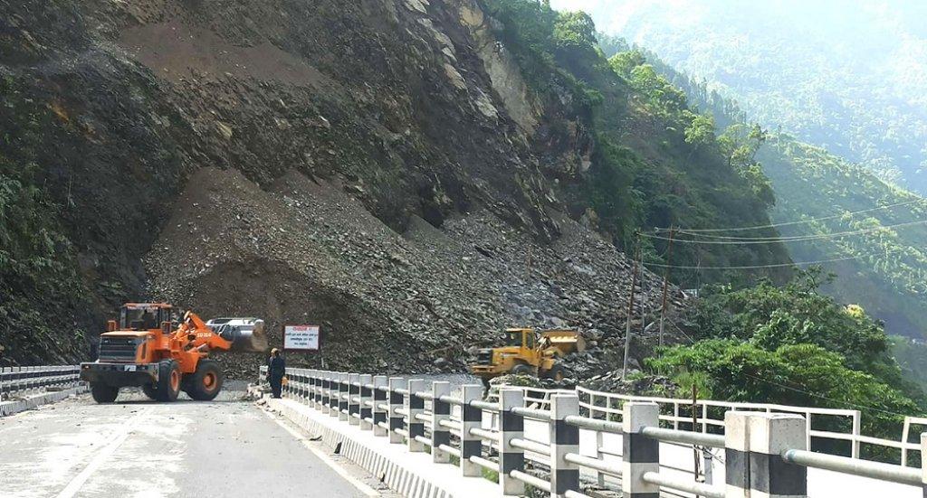 पृथ्वीराजमार्गको बाँदरेमोड खुल्यो, मुग्लिन-नारायणगढको तुइनखोला अझै अवरुद्ध