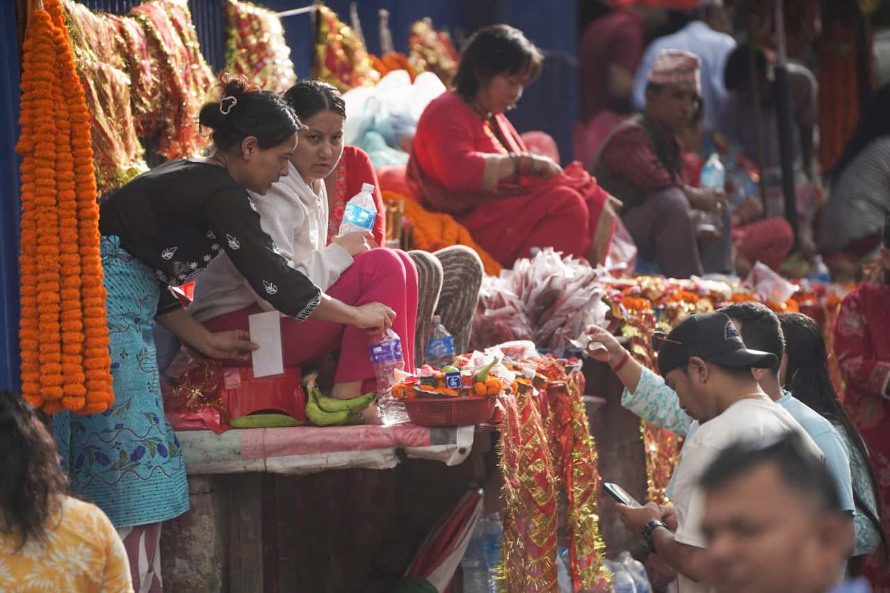 घटस्थापनाका पहिलो दिन भद्रकालीमा दर्शन र पूजा गर्नेहरूकाे भीड (तस्विरहरू)