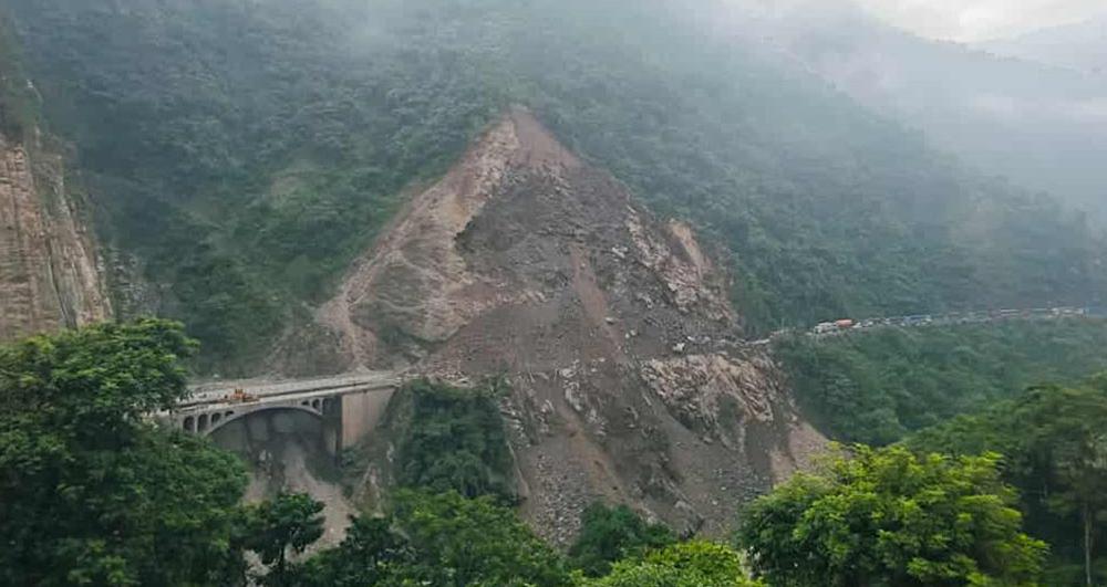 मुग्लिन-नारायणगढ सडकखण्डको तुइन खोलामा पुनः पहिरो, सडक अवरुद्ध हुँदा यात्रु अलपत्र