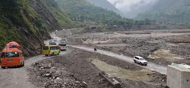 भारी वर्षाका कारण बिपी राजमार्गमा साँझको समयमा सवारी साधनमा रोक