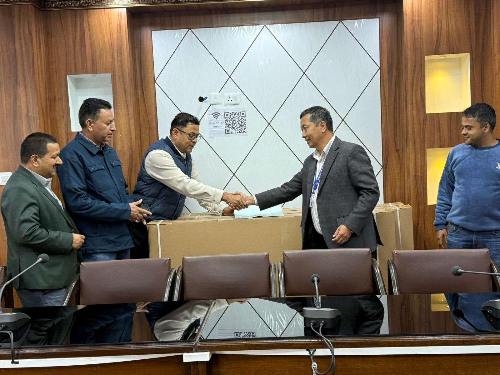 इप्पानद्वारा ऊर्जा मन्त्रालयलाई टेलिभिजन उपकरण हस्तान्तरण