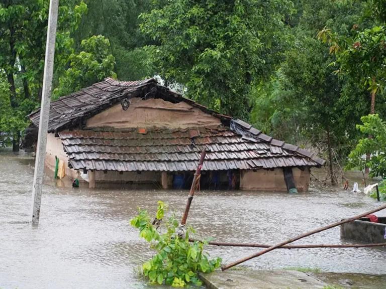 रौतहटमा भारी वर्षा र बाढी: जनजीवन अस्तव्यस्त, सयौं घर डुबानमा