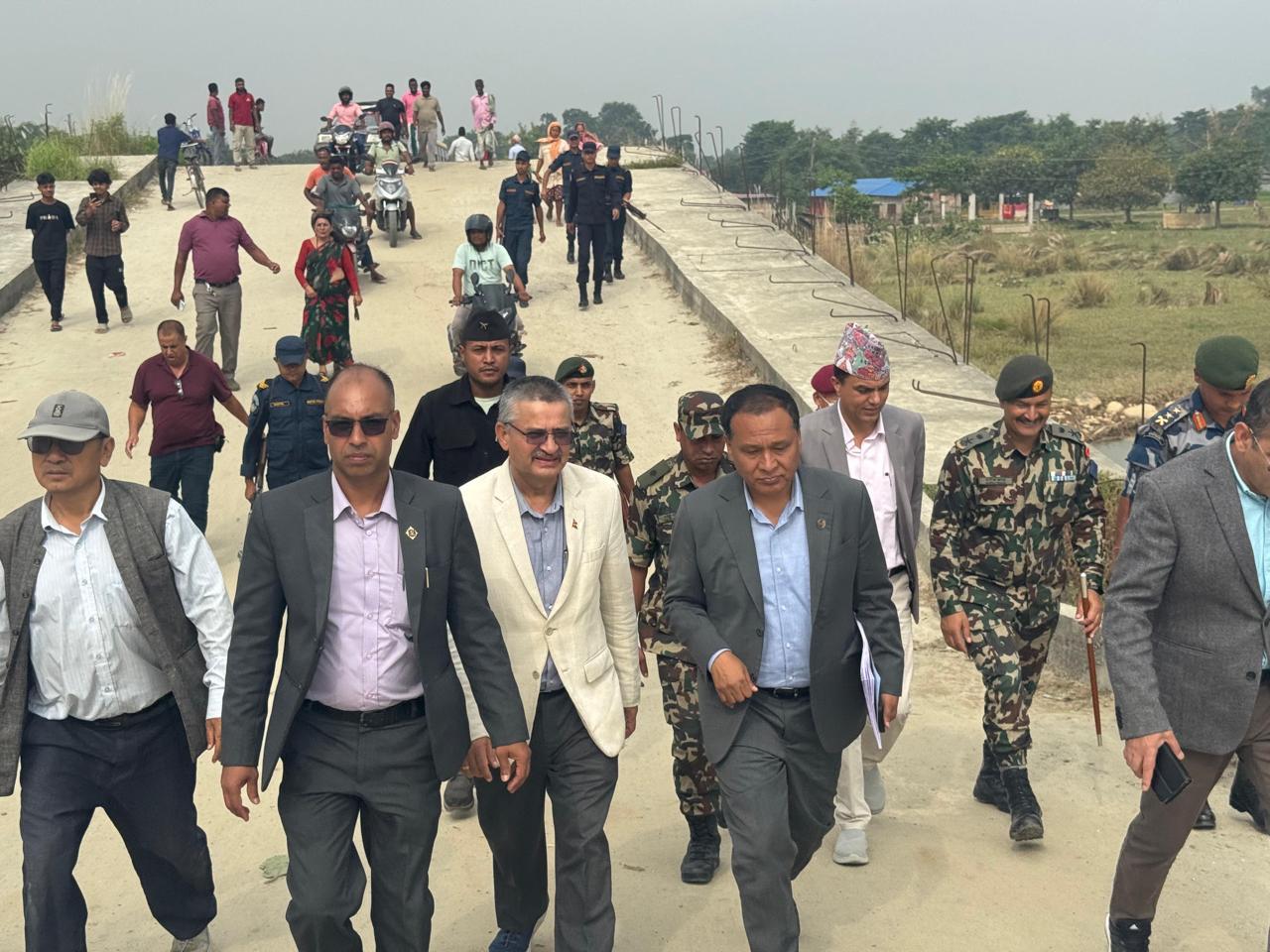 मन्त्री कुलमान घिसिङले गरे निर्माणाधीन संसद भवनको आकस्मिक निरीक्षण