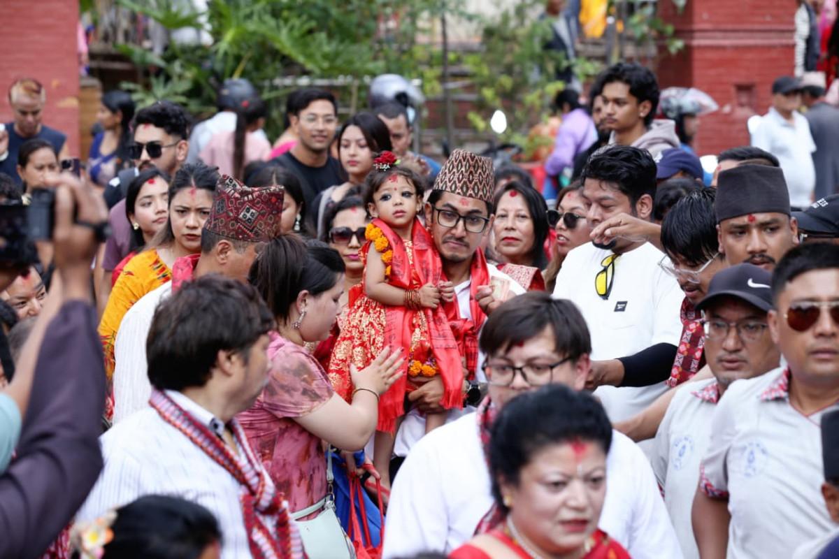 कुमारी आर्यताराले दशमीमा सर्वसाधारणलाई टीका लगाइदिने