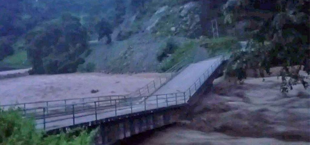 मेची करिडोरमा बाढीको वितण्डा: तीन पुल बगायो, मेची राजमार्ग अवरुद्ध