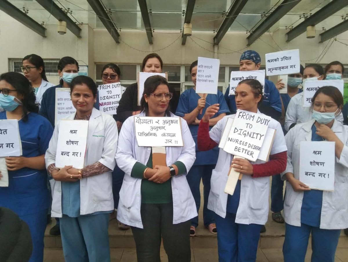 मीनभवनमा नर्सहरूको धर्ना,१५ बुँदे मागमा ऐक्यबद्धता
