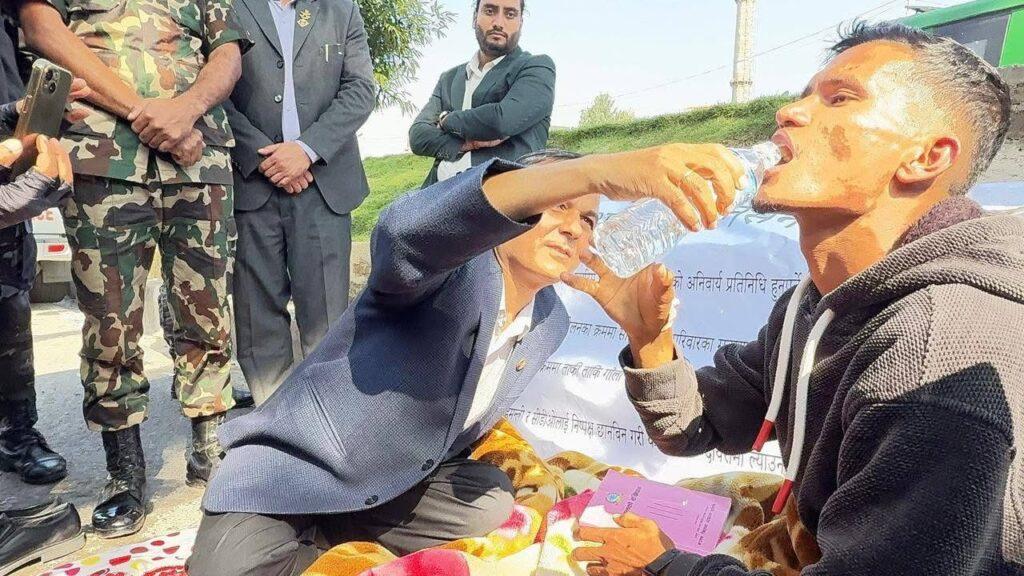 गृहमन्त्री अर्यालको आश्वासनपछि मदन बुढाले तोडे आमरण अनशन