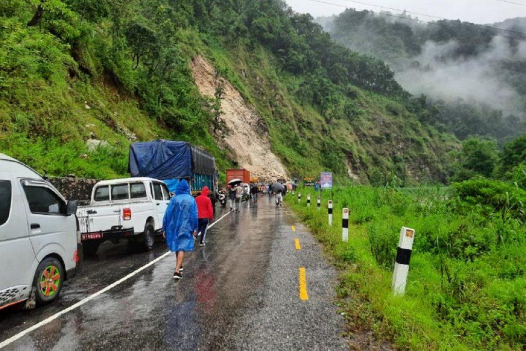 पहिरोको जोखिमपछि रोकिएका अत्यावश्यक साना सवारीसाधनलाई गन्तव्यतर्फ जान अनुमति