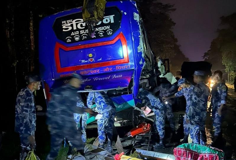 चितवनको टिकौली जङ्गलमा बस दुर्घटना, ३३ जना घाइते