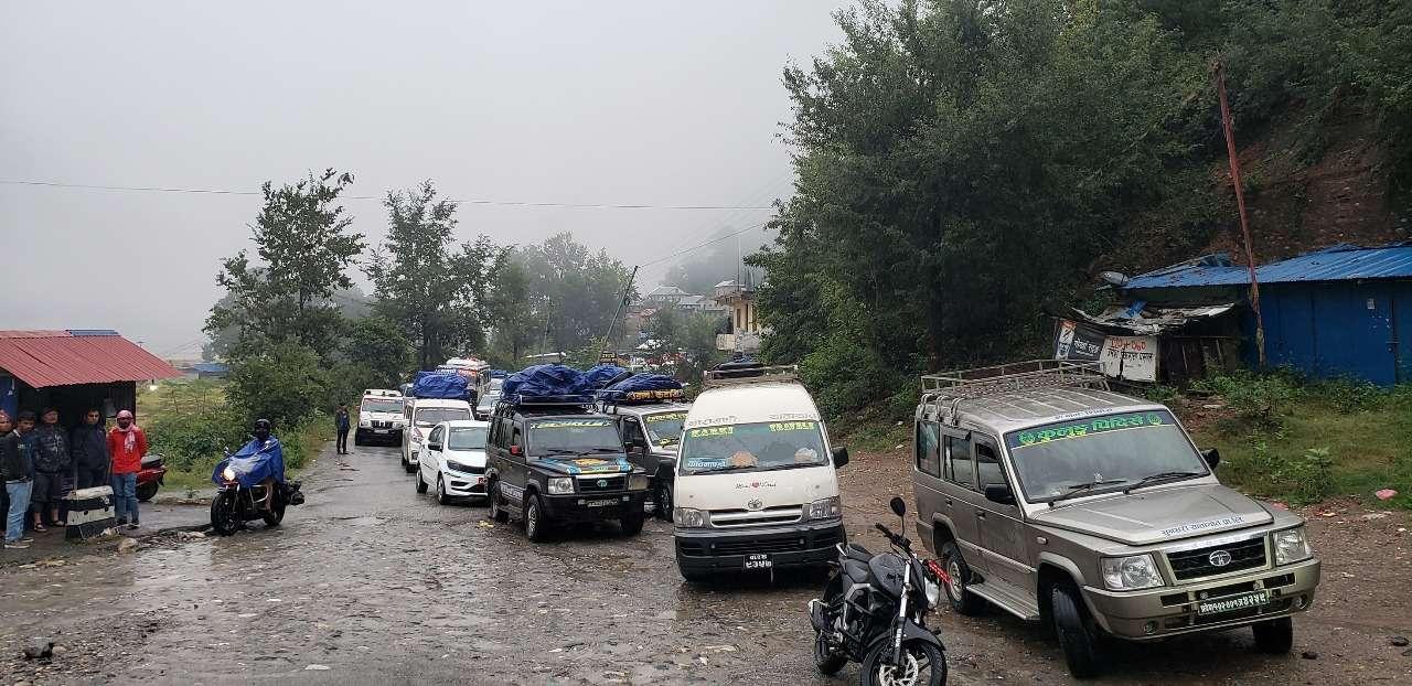 बिपी राजमार्गमा अवरुद्ध पहिरो हटाइँदै, आजै सडक खुल्ने सम्भावना
