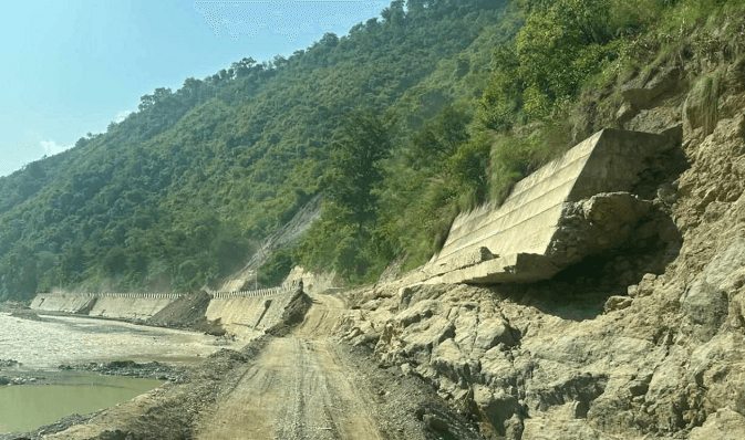 बिपी राजमार्ग पहिरोपछि खुल्यो, स्थानीयले क्रसर उद्योग र ढुङ्गा खानी बन्दको माग
