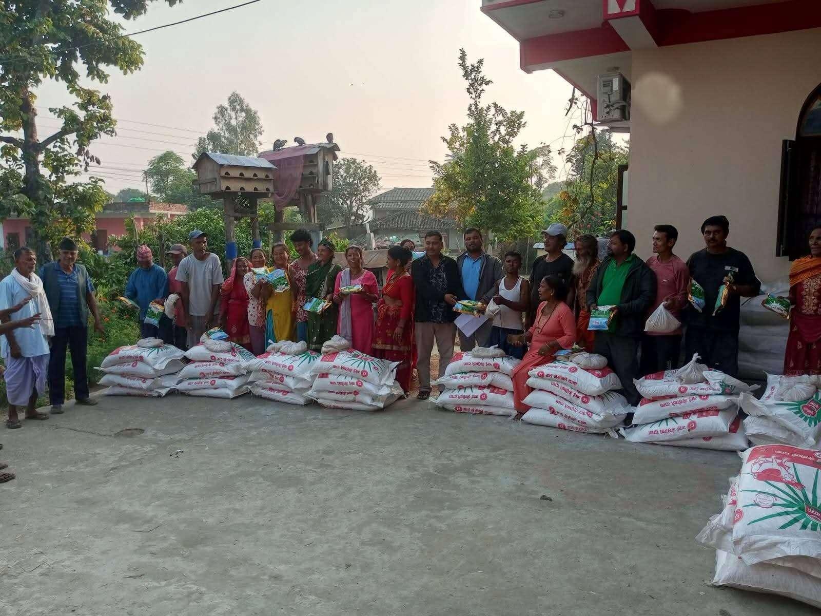 बेल्डिका किसानलाई दाना तथा घाँसको बिउ वितरण