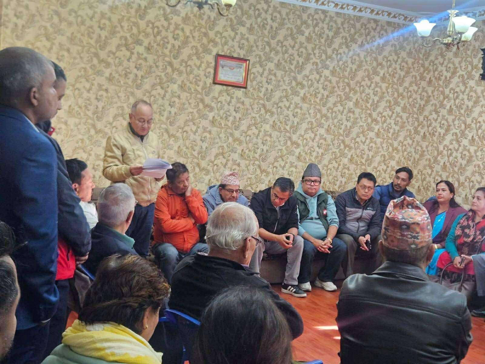 ट्रेड युनियन नेताहरुले बुझाए डा.कोइरालालाई ज्ञापन, निर्वाचन अघि महाधिवेशन गर्न दबाब