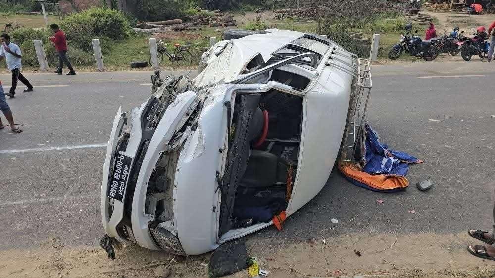 सिरहामा कार, हाइस, मोटरसाइकल र विङर एकआपसमा ठोकिँदा १० जना घाइते