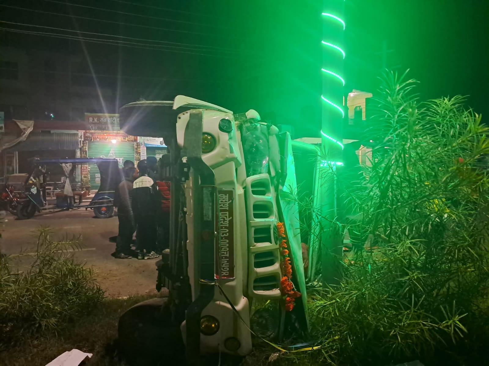 मेला हेरेर फर्कने क्रममा बुलेरो भ्यान दुर्घटना, १० जना घाइते
