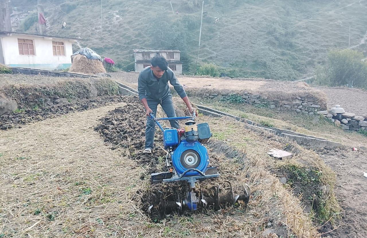 बाजुरामा खेत जोत्न हाते ट्याक्टर, प्रविधिमैत्री बन्दै कृषक