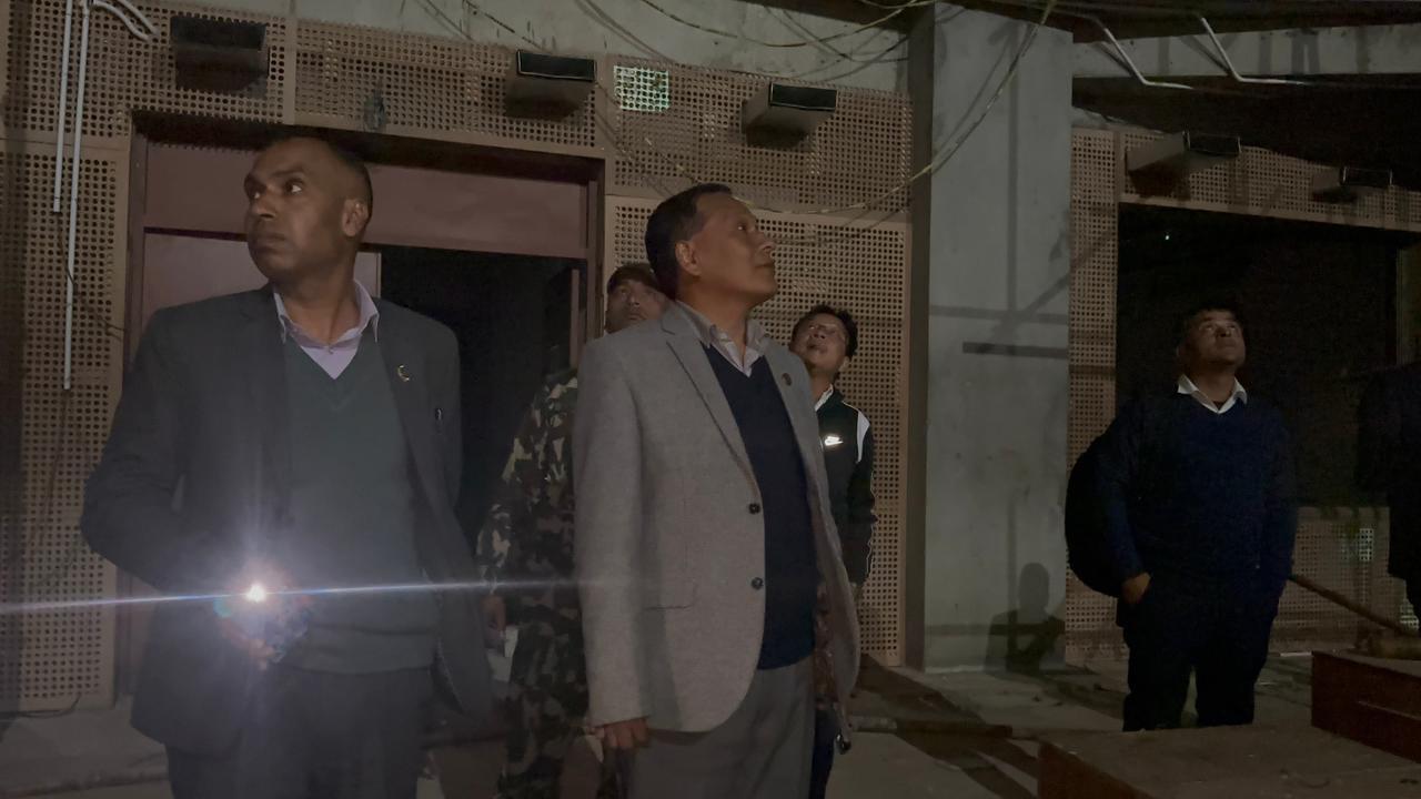 काममा ढिलासुस्ती देखेपछि मध्यरातमा संसद भवन पुगे मन्त्री घिसिङ