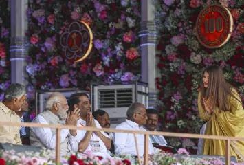 ऐश्वर्या राय बच्चनले प्रधानमन्त्री नरेन्द्र मोदीबाट आशिर्वाद लिइन्