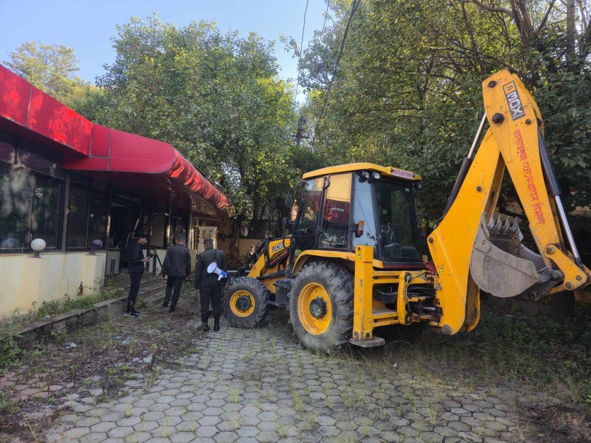 काठमाडौं महानगरले नेपाल स्काउटको जग्गामा बनेका संरचनामा चलायो डोजर