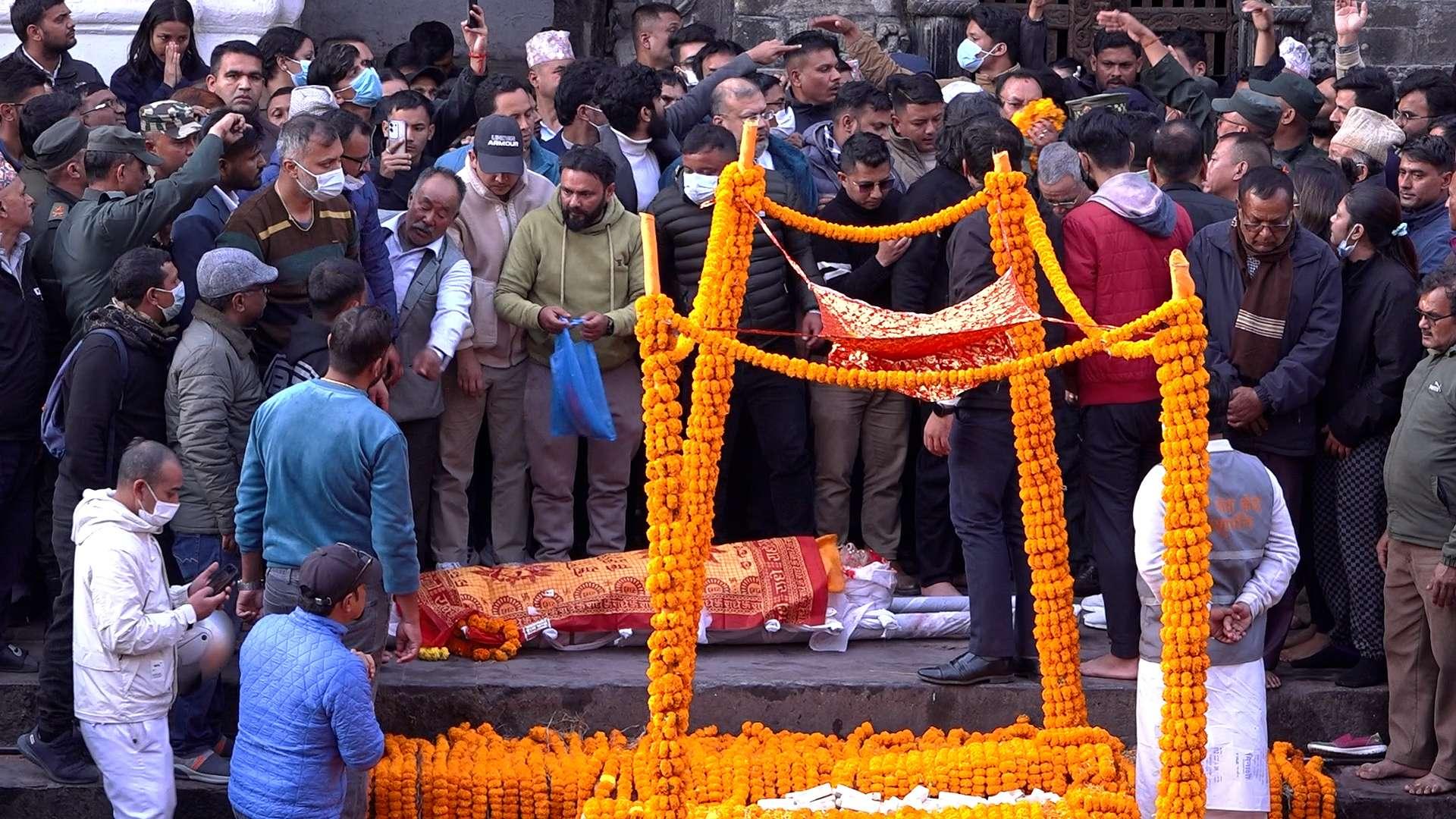 बालेनका बुबा रामनारायणको अन्त्येटि, श्रद्धाञ्जलीका लागि उच्च अधिकारीहरु आर्यघाटमा