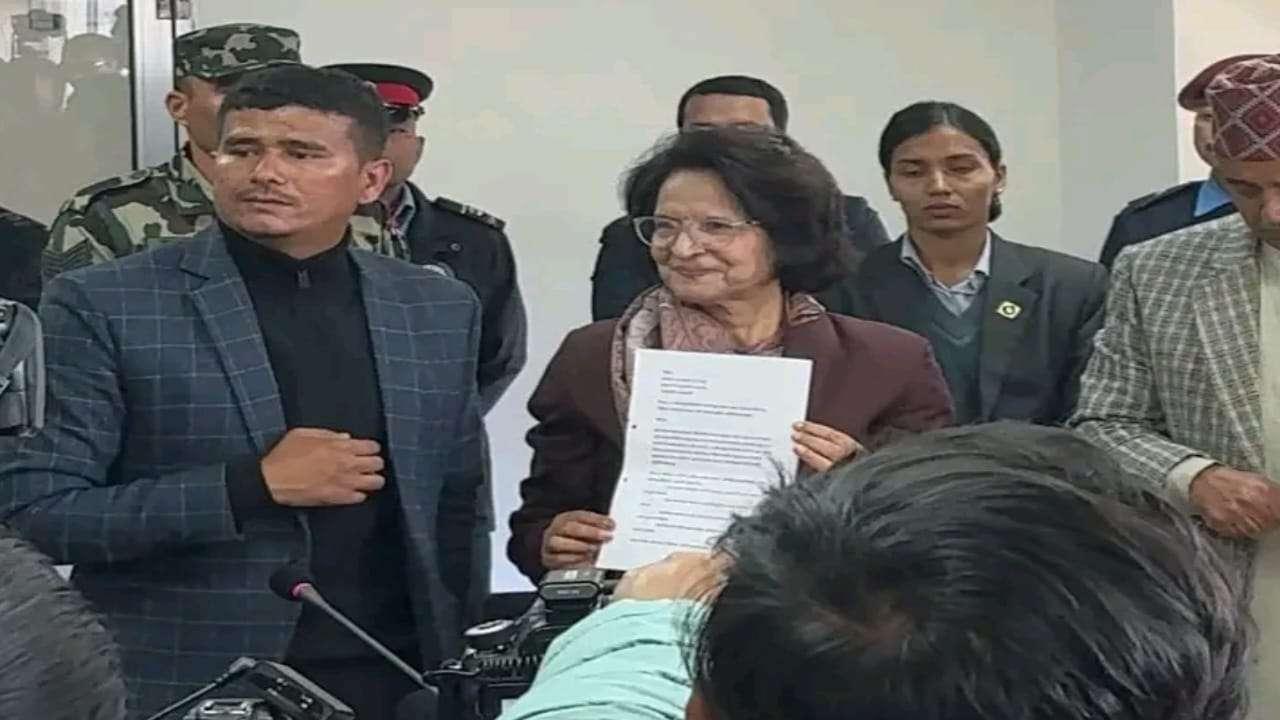 बाजुराको स्वास्थ्य समस्या सुधारको माग राख्दै हेमराज थापाले मन्त्री शर्मालाई बुझाए ज्ञापन
