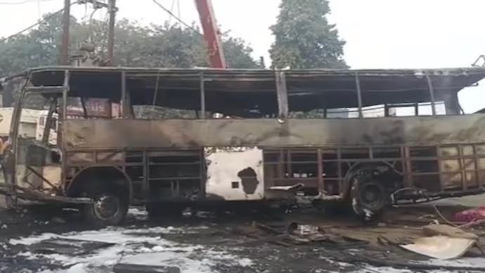 लखनऊमा बस–ट्रक ठोक्किँदा भीषण आगलागी: ३ मृत्यु, २४ घाइते