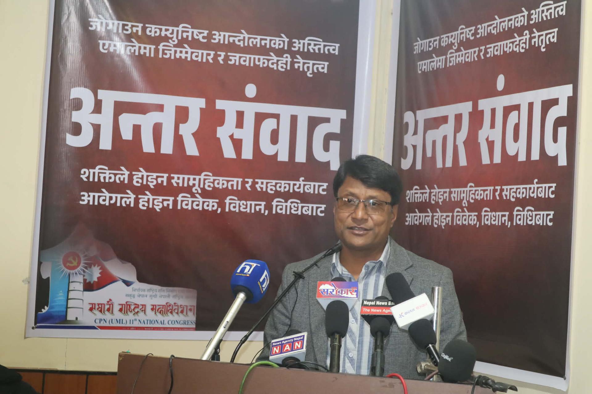 केपी ओलीको असक्षमता एमालेले बोकेर हिँड्न सक्दैन : सुरेन्द्र मानन्धर