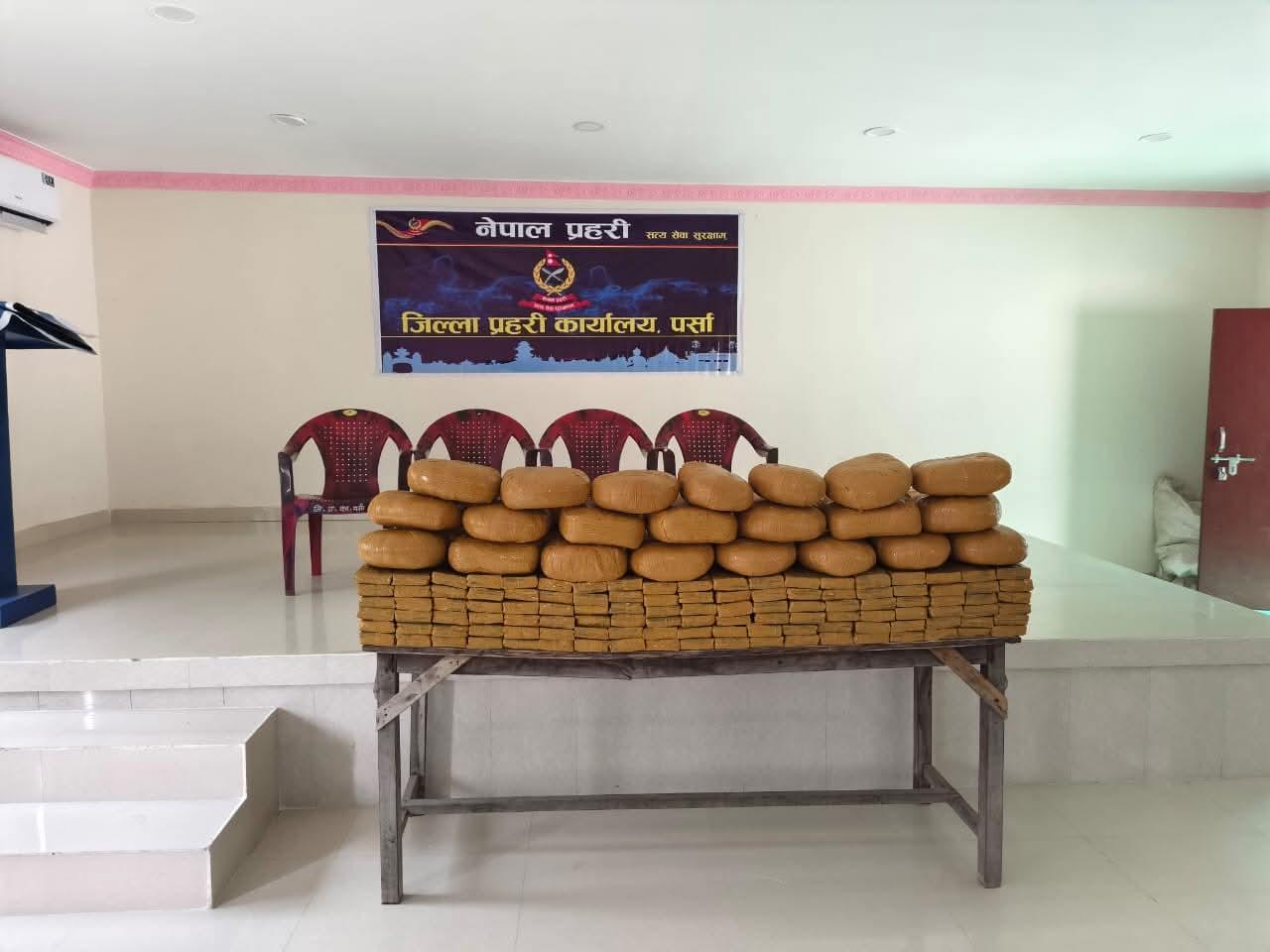 २ सय ४० किलो चरेससहित दुई जना पक्राउ