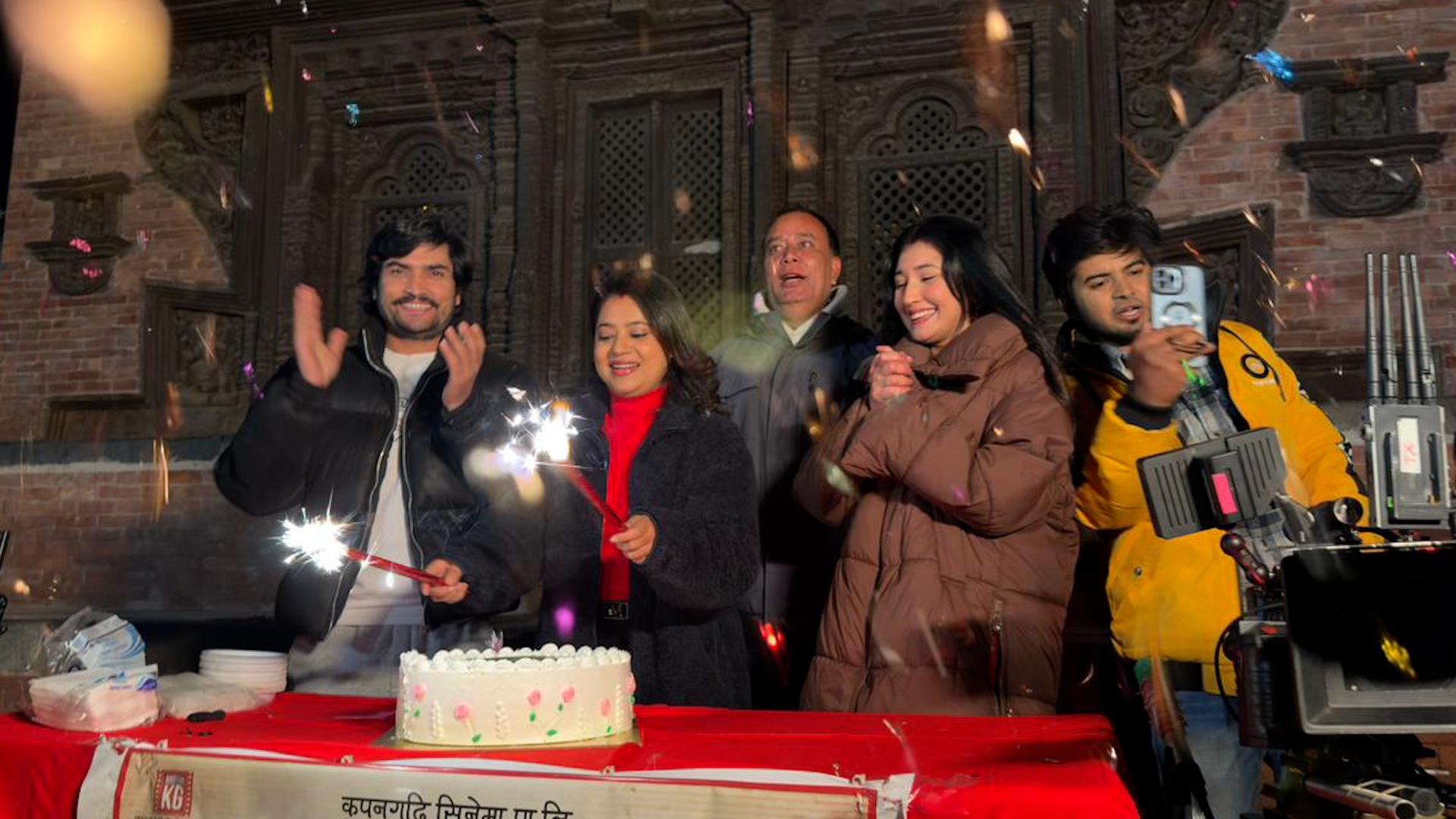 केकी अधिकारीले ‘झिंगेदाउ २’को सेटमै सप्राइज केक काट्दै मनाइन् जन्मदिन