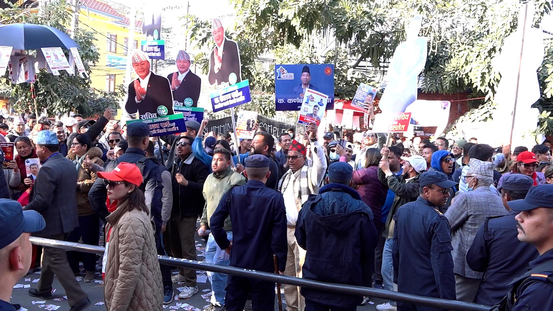 इलेक्ट्रोनिक भोटिङका कारण मतदानमा ढिलासुस्ती, प्रतिनिधि लाइनमै कुर्न बाध्य
