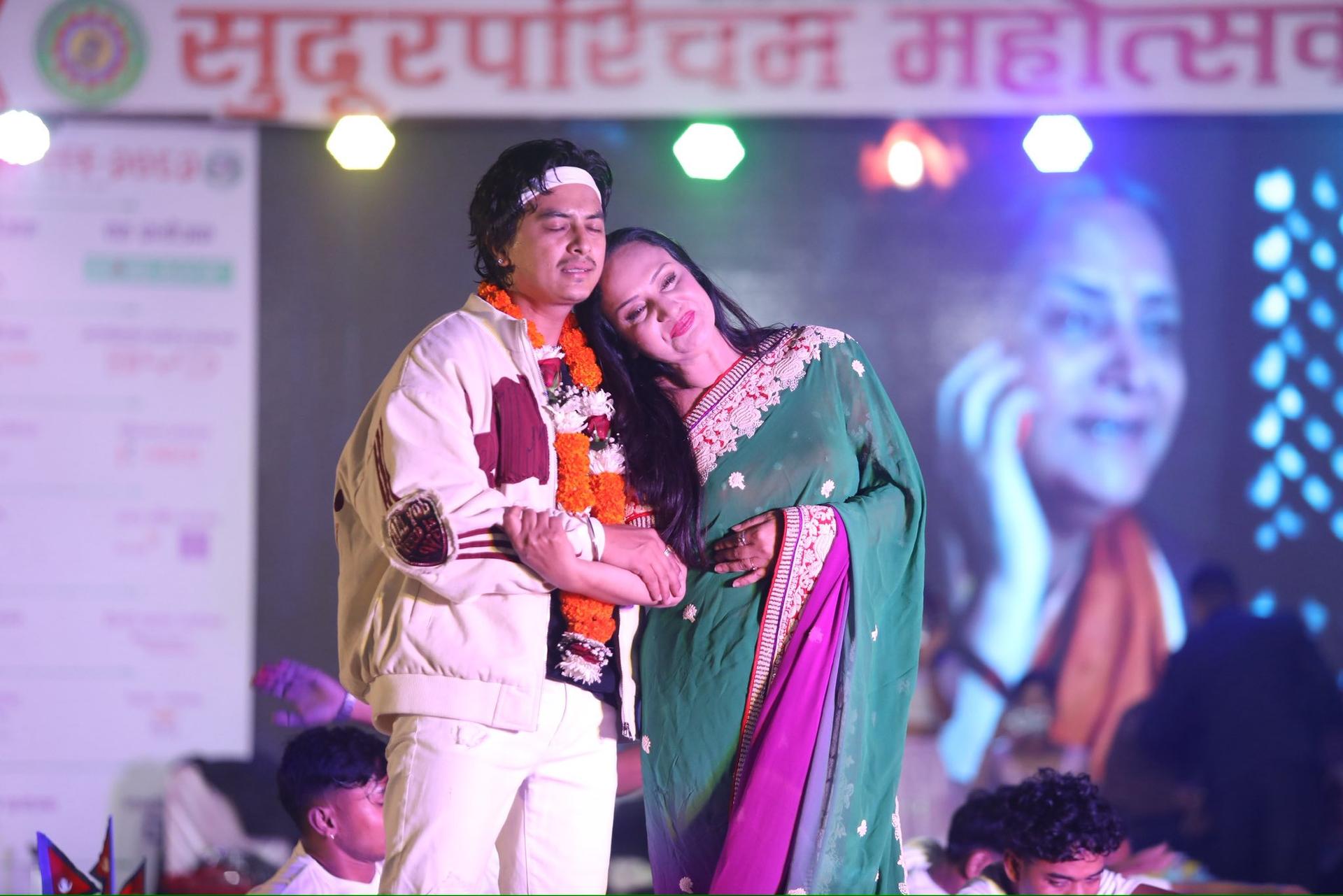 ‘आ बाट आमा’ को प्रचार गर्न धनगढी पुगे कलाकार विपना र पल