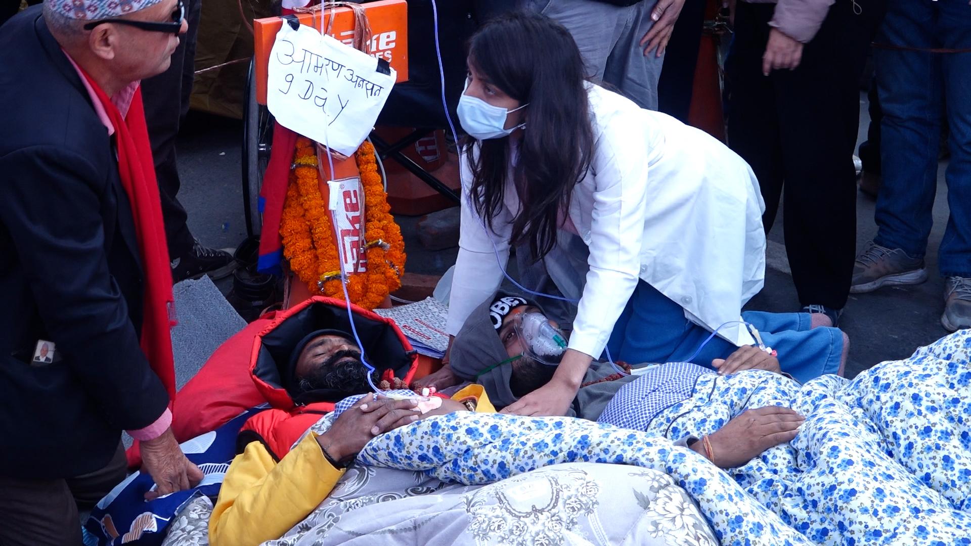 आमरण अनशन बसेका डा. निकोलस भुसालको स्वास्थ्यमा समस्या, वीर अस्पताल लगियो