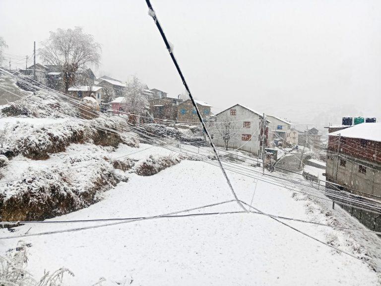 रुकुम पूर्वमा भारी हिमपात, मध्यपहाडी लोकमार्ग अवरुद्ध