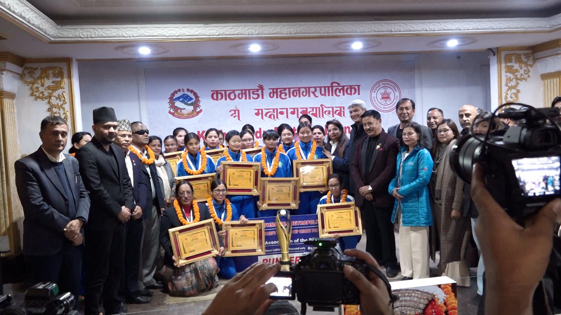 काठमाडौं महानगरपालिकाद्वारा राष्ट्रिय नेत्रहीन महिला क्रिकेट टोली सम्मानित