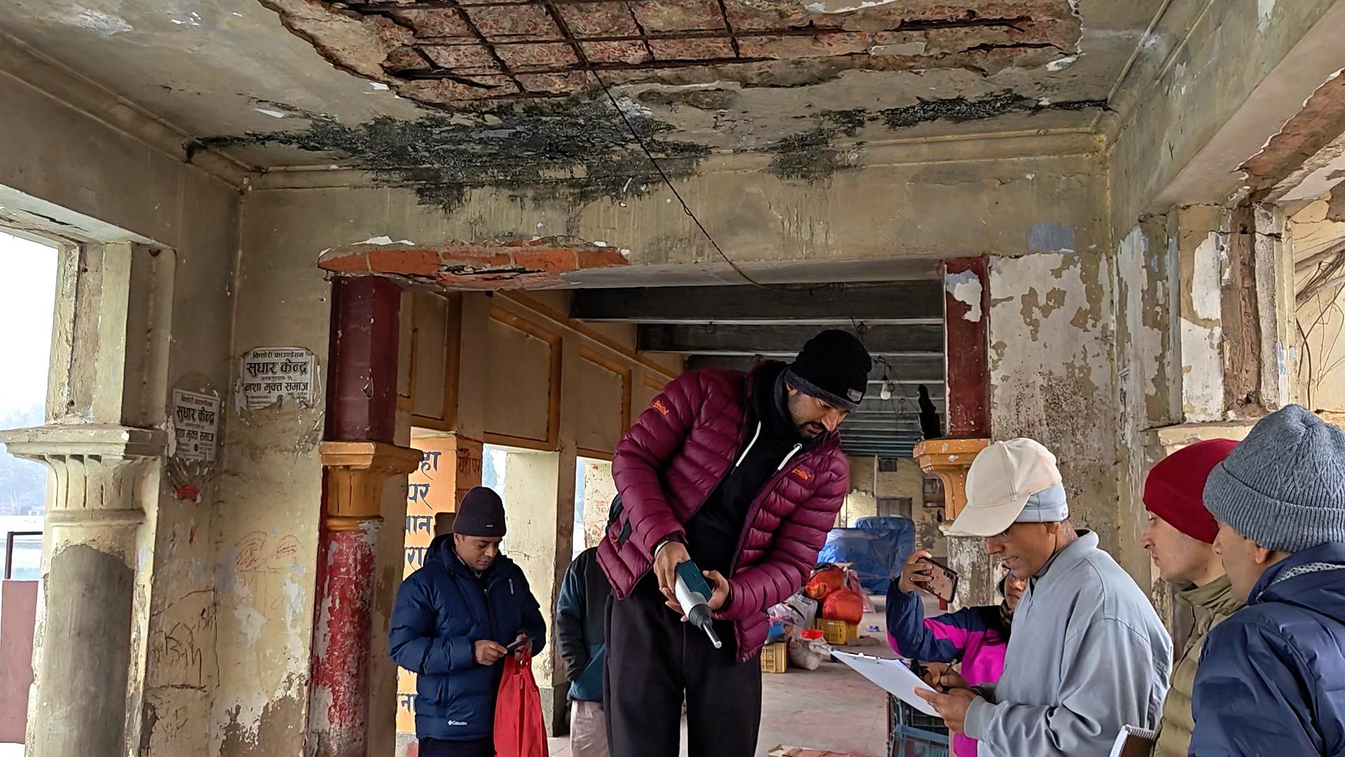 पुरातात्विक भिगागसहितको विज्ञ टोलीद्वारा जनकपुरधामस्थित रामायण भवनको निरीक्षण