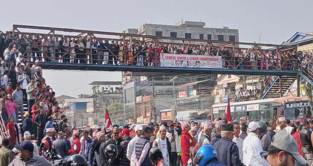 दमकमा एमाले र रास्वपा कार्यकर्ताबीच झडप, ढुंगा हानाहान