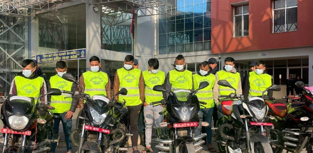 मूलपानीमा गोली चलाएर पक्राउ परेका १० लुटेरा सार्वजनिक