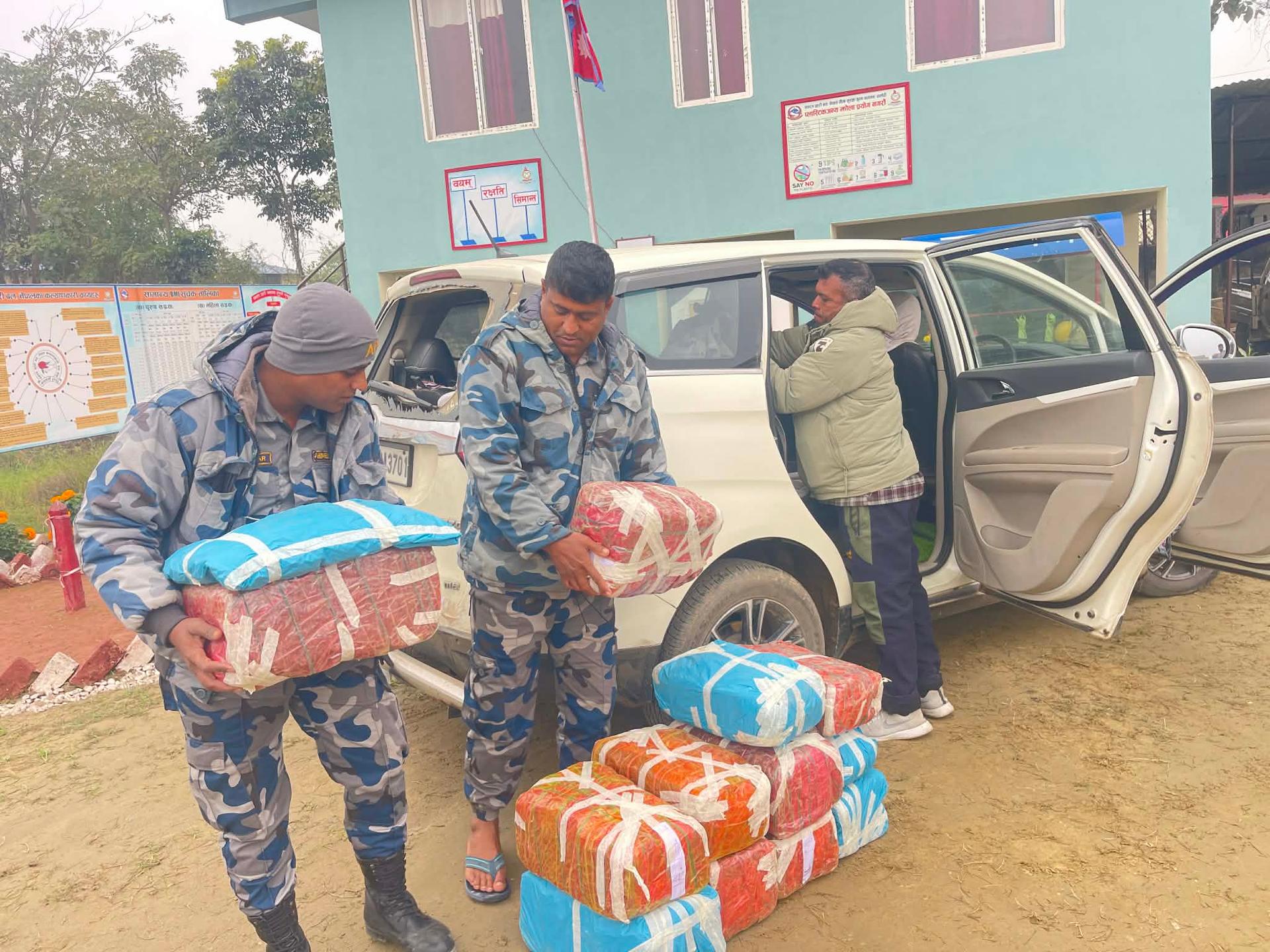 पर्सामा कार चालकसहित एक सय ६० किलोग्राम गाँजा बरामद